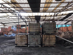 Ảnh: Những thùng dầu thải khiến nguồn nước sông Đà ô nhiễm