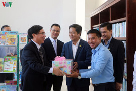 Đại sứ quán Việt Nam tặng sách cho thư viện Campuchia