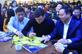 Người Việt tại Nga giao lưu với thủ môn Đặng Văn Lâm cùng gia đình