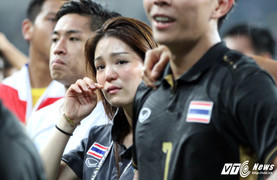 U22 Thái Lan vô địch, nữ trưởng đoàn xinh đẹp khóc như mưa