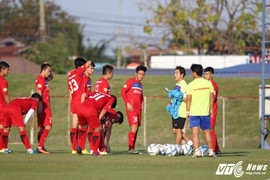 U23 Việt Nam rèn mới hàng công, tập chống bóng bổng