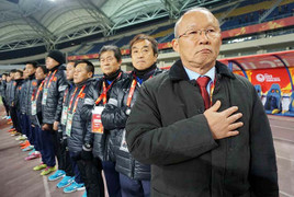 HLV Park Hang Seo và 2 lần đặt tay lên trái tim