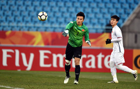 Bùi Tiến Dũng bán đấu giá găng tay ủng hộ VĐV vô địch SEA Games bị ung thư