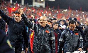 U23 Việt Nam đi vòng quanh sân vận động, vẫy tay tri ân người hâm mộ