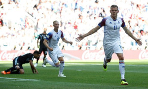 Vì sao tên những cầu thủ làm khổ Messi toàn kết thúc bằng 'son'?