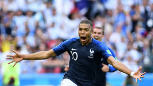 Kylian Mbappe: Thần đồng giản dị mang giấc mơ vĩ đại của bóng đá Pháp