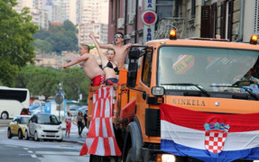 Những cô nàng Croatia xinh đẹp khàn giọng với người hùng World Cup