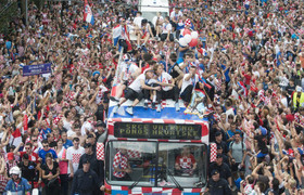 Á quân World Cup 2018 Croatia trở về giữa biển người và khói pháo