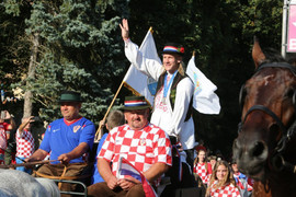 Trung vệ Croatia được rước bằng xe ngựa khi về quê