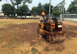 Clip: Xe lu san nền, công nhân rắc vôi bột 'đón' Olympic Việt Nam