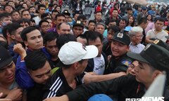 Cơn giận đám đông và bất cập đằng sau dòng người xếp hàng mua vé