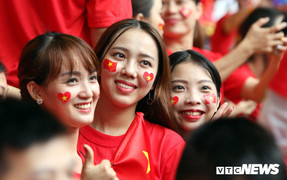 CĐV Việt Nam 'bùng cháy' ở chảo lửa Bukit Jalil, khán giả Malaysia phải ngước nhìn