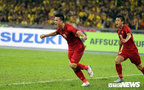 Video: Tuyển Việt Nam phản công xuất sắc, Huy Hùng sút tung lưới Malaysia