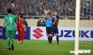 Video: Supachai đấm cổ Đình Trọng, nhận thẻ đỏ rời sân