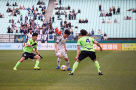 Công Phượng 'không biết phải làm sao' để đá tiền đạo ở Incheon United