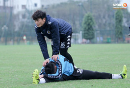 Thủ môn Bùi Tiến Dũng rất buồn trước thông tin thất thiệt có thể giải nghệ vì chấn thương