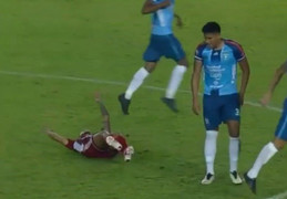 Tài năng trẻ gãy đôi chân sau cú đạp ác ý từ đối thủ