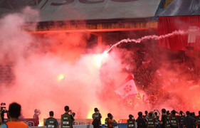 CĐV bắn pháo sáng suýt chết người: Hà Nội FC khó thoát án 'treo sân'?