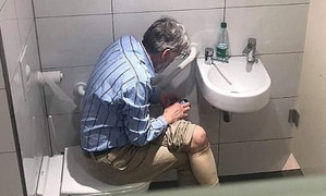 Kỳ thủ hàng đầu thế giới bị bắt quả tang gian lận trong nhà vệ sinh