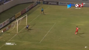 Video thủ môn Hà Nội FC lại bắt penalty sai luật, trọng tài vẫn ngó lơ