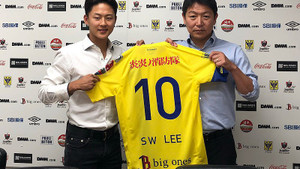 Báo Hàn Quốc thất vọng khi Lee Seung Woo trở thành đồng đội của Công Phượng