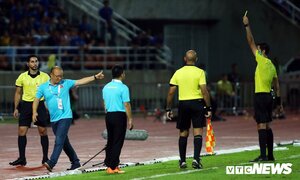 HLV Park Hang Seo nhận thẻ vàng lịch sử ở vòng loại World Cup 2022