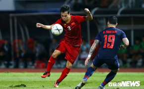 Video: Văn Toàn sút chệch khung thành Thái Lan ngay phút đầu tiên