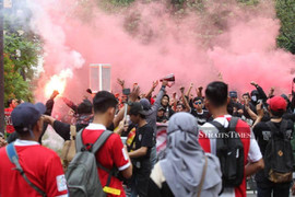 Bộ trưởng Thể thao Malaysia gọi hooligan Indonesia là 'xã hội đen', tuyên bố kiện lên FIFA