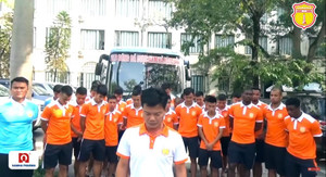 HLV Văn Sỹ và cầu thủ Nam Định cúi đầu xin lỗi người hâm mộ