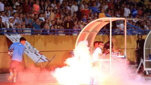 Vì sao pháo sáng vẫn cứ 'đỏ lửa' ở V-League?