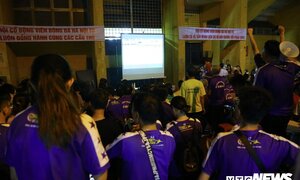 CĐV Hà Nội dùng cách đặc biệt đối phó án 'treo sân', Văn Quyết cảm ơn đầy xúc động