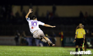 Dừng hình màn ăn mừng bay người trên không hiếm thấy của Văn Quyết