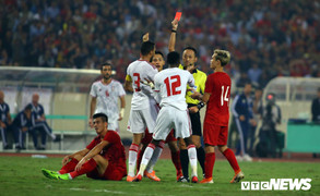 HLV Bert Van Marwijk giận dỗi: Thẻ đỏ định đoạt trận đấu, UAE không đáng thua