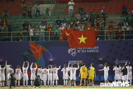 CĐV mang 100kg thực phẩm cho tuyển nữ, HLV Mai Đức Chung xúc động cảm ơn