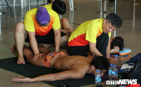 Ảnh: Các kình ngư Việt Nam được massage trên sàn nhà thi đấu