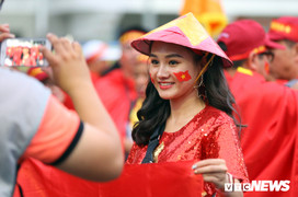 CĐV Việt Nam nhuộm đỏ đường vào sân chung kết bóng đá SEA Games 30