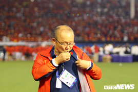Xúc động hình ảnh HLV Park Hang Seo đặt tay lên phía trái tim, hôn quốc kỳ Việt Nam