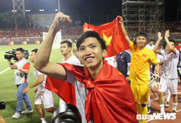 Văn Hậu xin lỗi cầu thủ U22 Indonesia: 'Bóng đá không thể tránh va chạm'