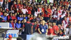 CĐV Indonesia ném chai nước, xúc phạm HLV Park Hang Seo