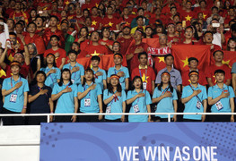 Tuyển bóng đá nữ Việt Nam rạng rỡ cổ vũ U22 Việt Nam giành HCV SEA Games