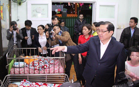 Chủ tịch Đà Nẵng chúc Tết người dân, lì xì trẻ mồ côi trong đêm giao thừa