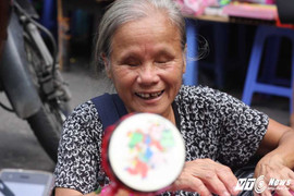 Bào lão mù và mẹt đồ chơi cũ kĩ lặng lẽ trên phố Hàng Mã náo nhiệt