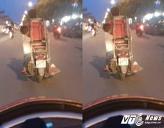 Hãi hùng clip bé trai vắt vẻo đánh đu bên xe máy trên đường Hà Nội