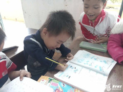 Cảm phục cậu bé 'một ngón' viết chữ đẹp, học giỏi nhất lớp