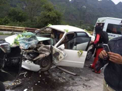 Xe dâu gặp nạn, cô dâu và lái xe nhập viện cấp cứu