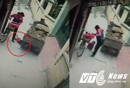 Ngã xuống đường, bé trai thoát chết thần kì trước bánh xe 'điên'