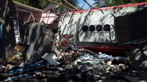 Xe khách lao vào lề đường, đâm sập nhà dân ngày 30 Tết