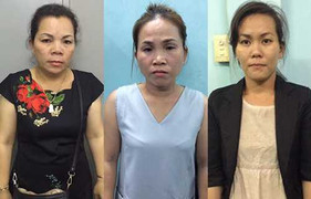 Trinh sát mật phục bắt 3 'nữ quái' móc túi ở đường hoa Nguyễn Huệ