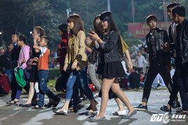 Lễ hội Đền Hùng 2017: Bất chấp quy định, thiếu nữ váy ngắn vẫn hồn nhiên tung tăng