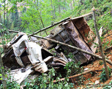 Xe tải hết niên hạn sử dụng lao xuống vực, 4 người chết thảm